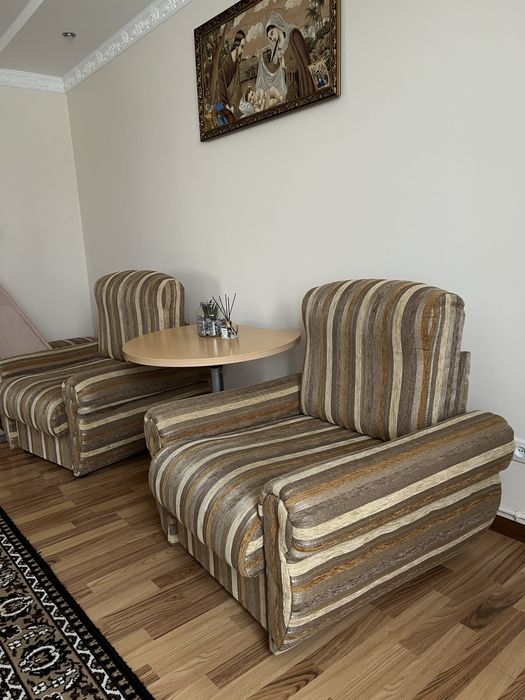 Розкладні мʼягкі крісла + пуфи + стіл