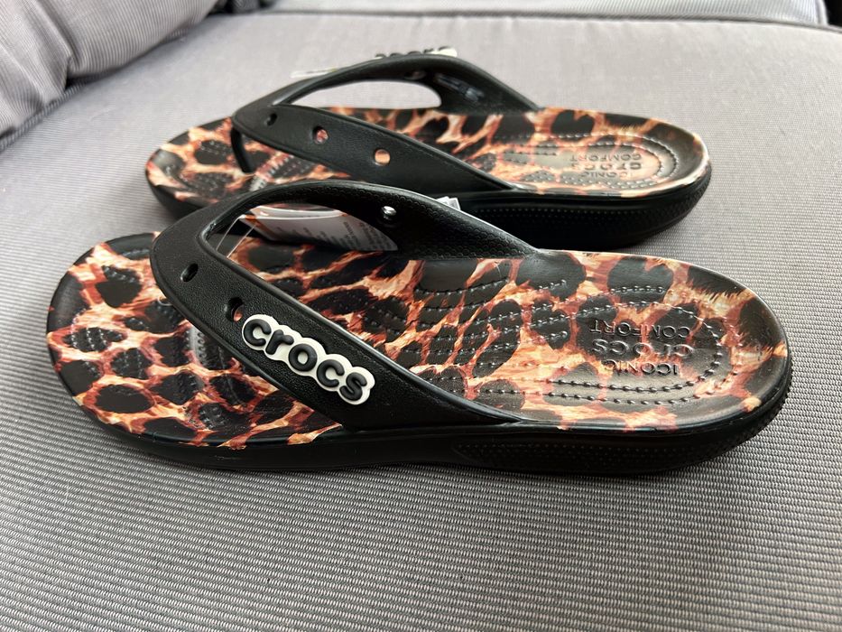 crocs flip japonki w7 roz 37/38  24 cm czarna panterka