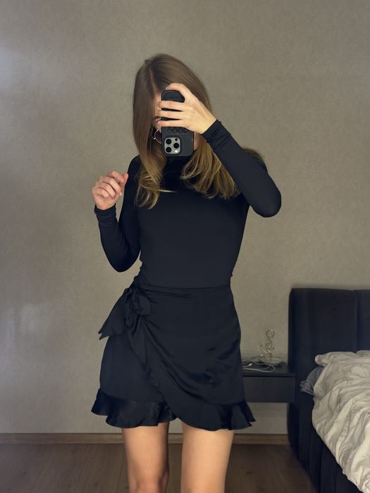 Міні-спідниця атласна Bershka M