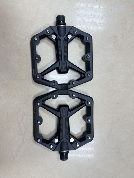 велосипедні педалі-платформи Crankbrothers Stamp 1 Gen 2 чорного кольору.