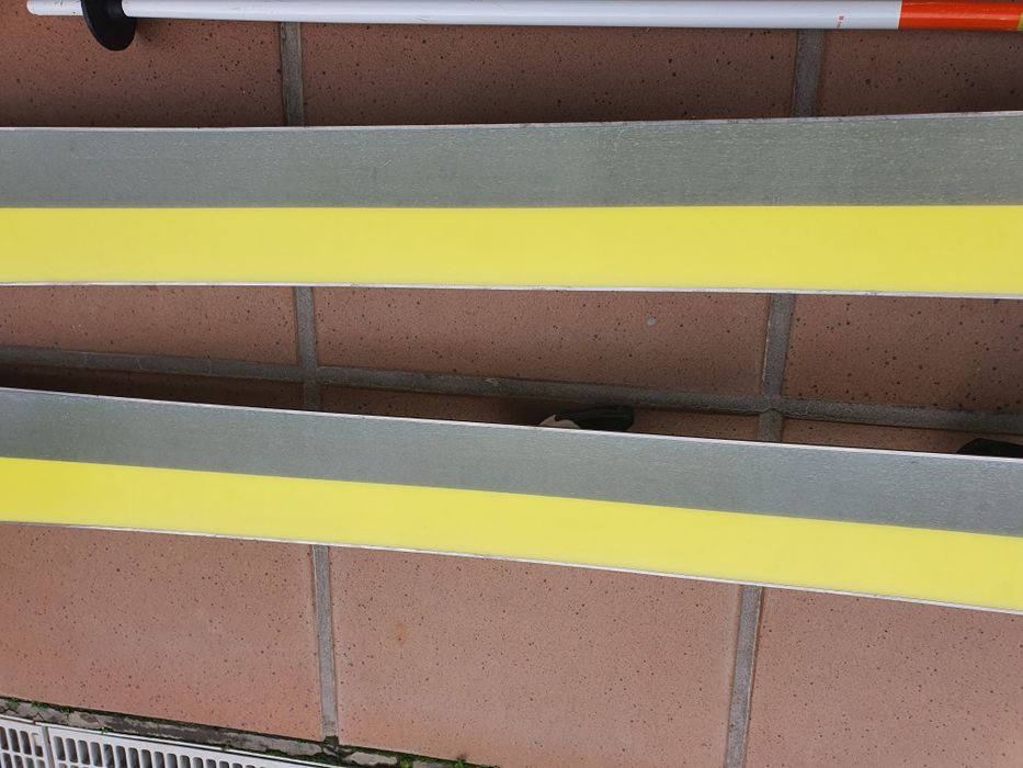 Skis, bastões e saco para transporte