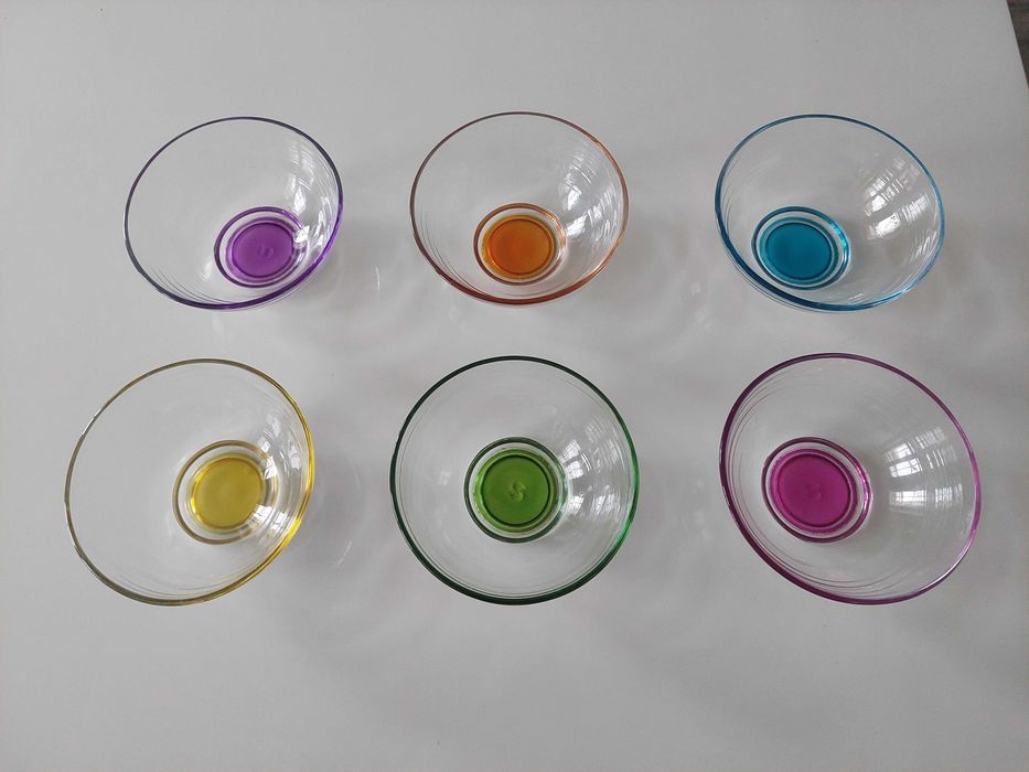 Conjunto de 6 taças de vidro transparente, com base colorida integrada