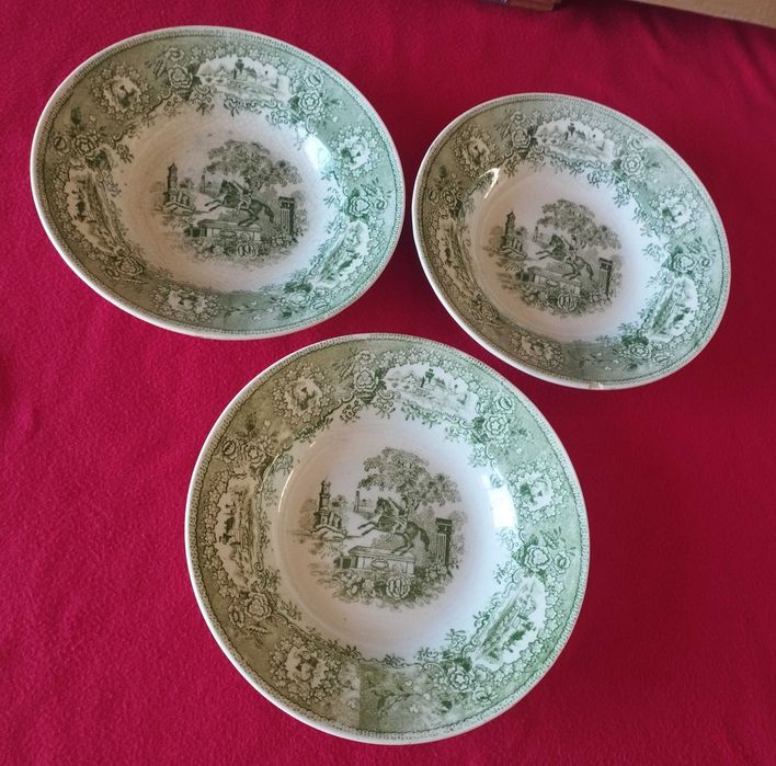 Conjunto de três pratos faiança verde são do modelo "Estátua"