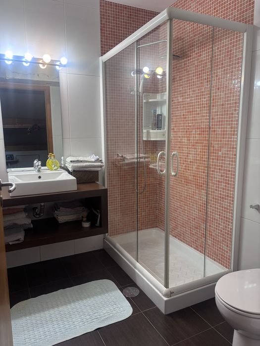Aguas furtadas para alugar (quarto, escritorio, wc)