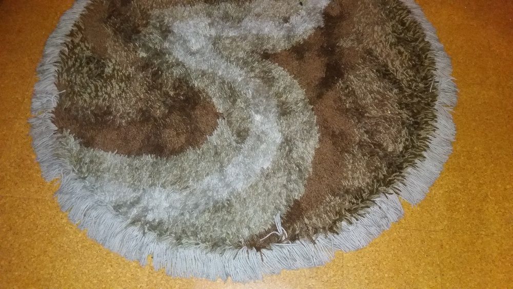 Vendo uma carpete redonda