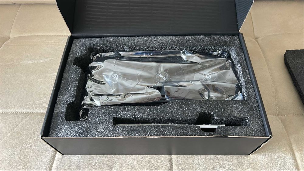 ASUS ROG Strix Radeon RX Vega 64 8GB - Топова версія, повний комплект