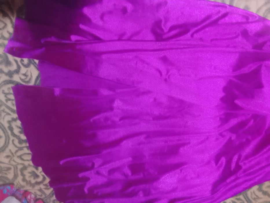 Vestidos rosa aproximadamente violeta,cai cai, que pode ser usa para ocasiões especiais,tem um racha a frente