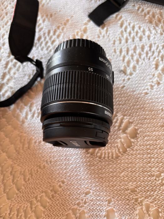 Canon EOS 4000D com lente EF-S 18-55mm.