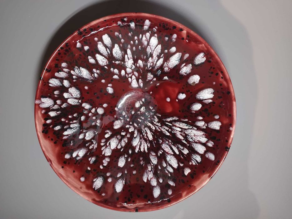 Prato Decorativo em Cerâmica Vidrada Bordeaux