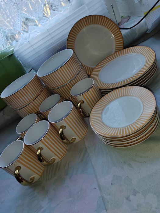 Zestaw zastawy stolowej żółtej talerze kubki miski