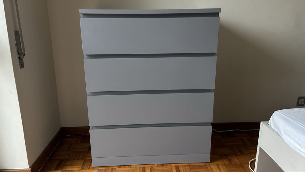 Cómoda cinza c/ 4 gavetas