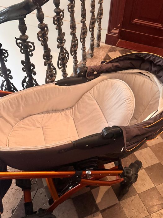 Ładny wózek z regulowanym oparciem