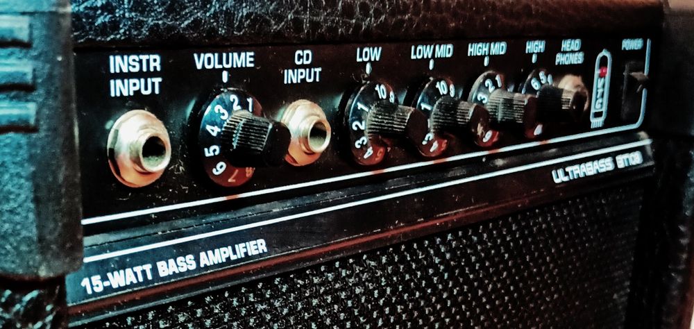 Wzmacniacz gitarowy basowy Behringer combo piecyk do: gitara basowa