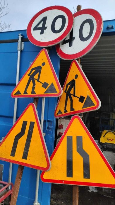 Znaki drogowe na maszcie na budowę Kraków Skawina ograniczenie prędkości 40 B-33 roboty A-14 zwężenie jezdni A-12b A-12c