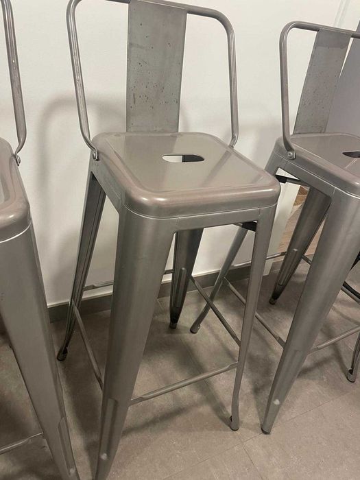 Banco alto com encosto aço