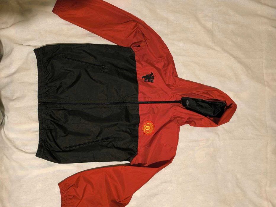 Продам куртку дитячу Manchester United на 10-11 років (зріст 152 см).