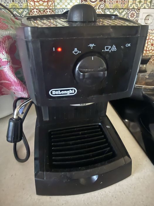 Кавоварка ріжкова кофеварка рожковая Delongi ec260.bk