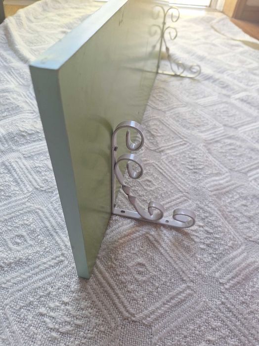 2 prateleiras verdes.