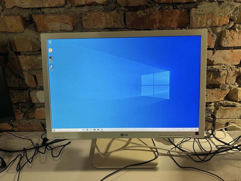 Монітор LG білий 24 діагональ