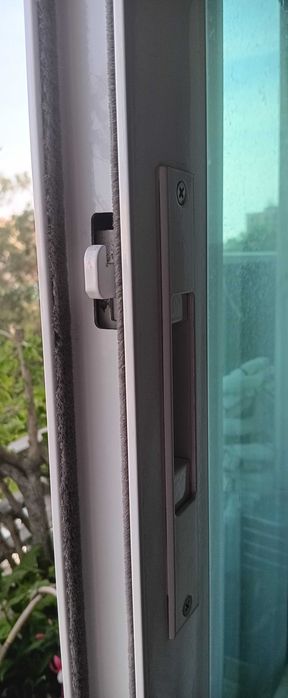 Janelas de várias dimensões com vidro duplo caixilaria em aluminio  lacado a branco em bom estado