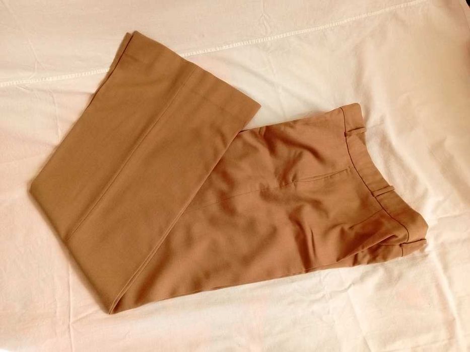 Zara. Жіночі брюки в бежевому кольорі.