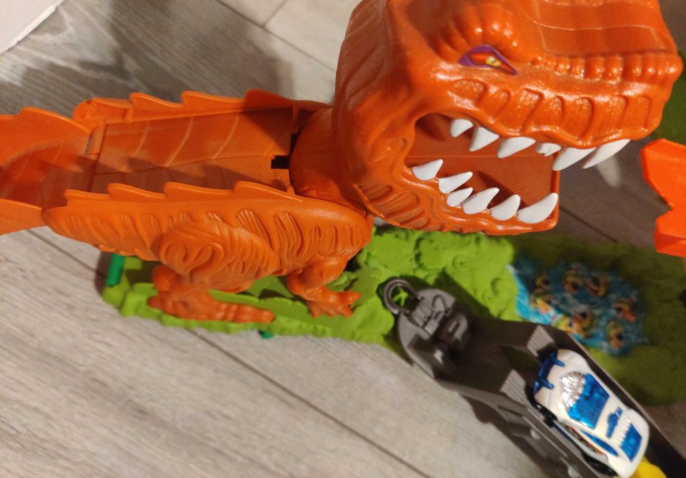 Hot wheels T-rex plus samochodzik
