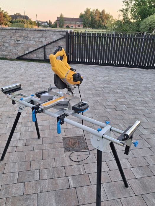 Ukośnica Dewalt DWS773 stół