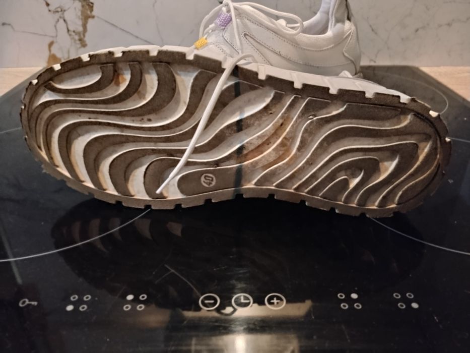 białe skórzane trampki