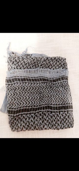 Lenço azul e prateado