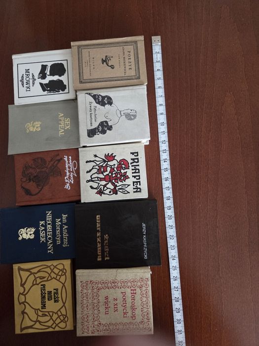 Kolekcja 41  miniaturowych książek z lat 80-tych XX w