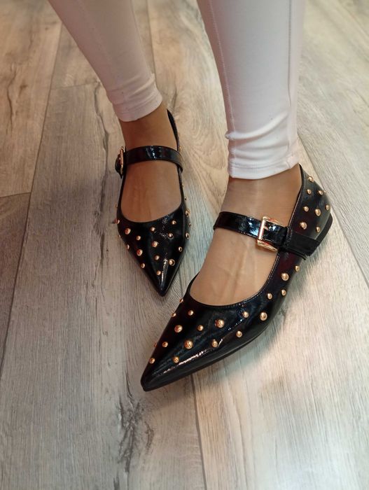 (41) Czarne bogato zdobione czółenka wieczorowe z zapięciem, Nowe