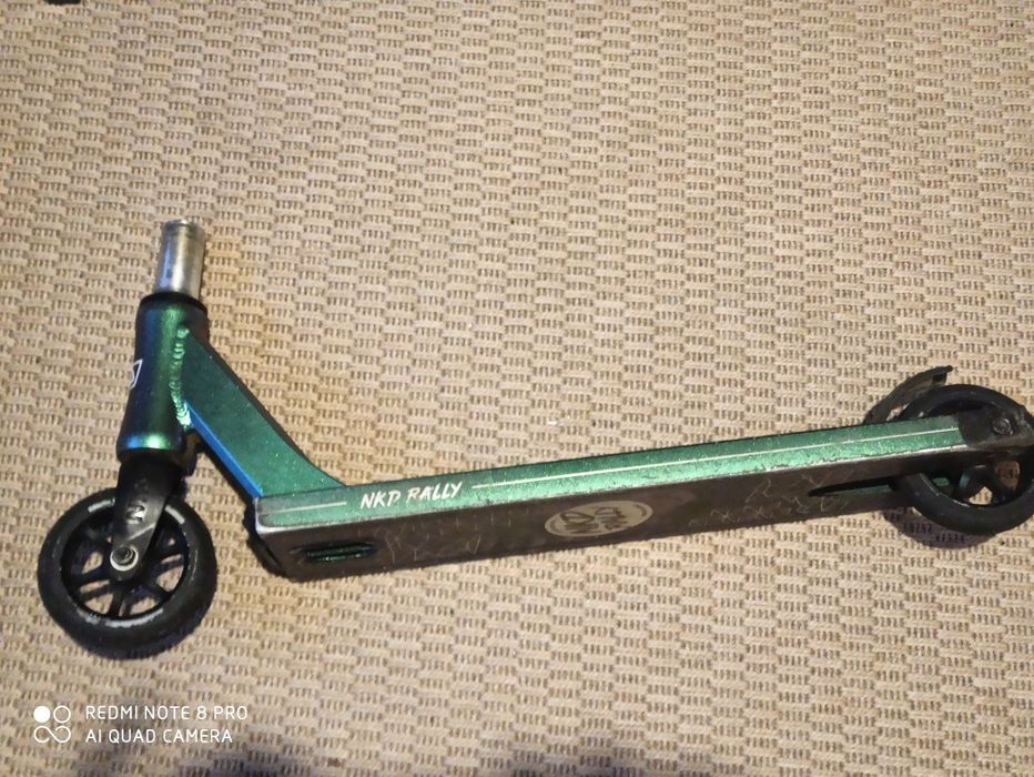 Dek nkd hulajnogi