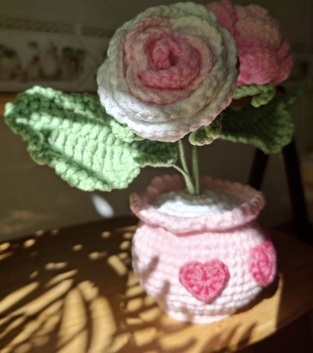 Vaso de rosas em crochê
