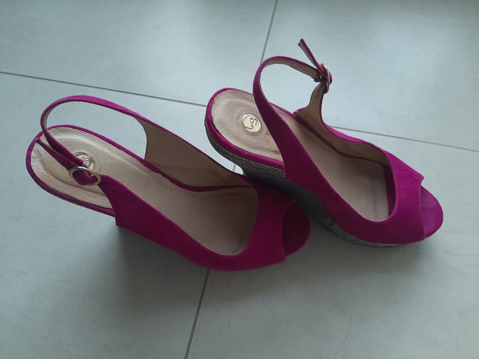 Buty na złotym zgrabnym koturnie