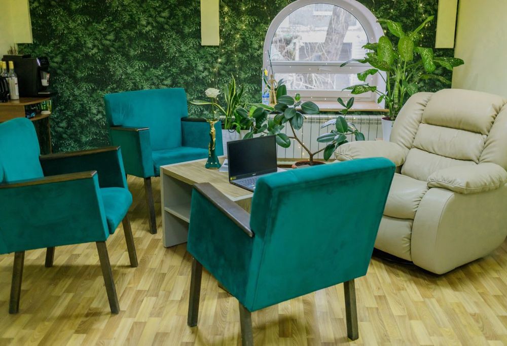 Психолог  , психотерапевт в КПТ, ACT і інтегративному підході.