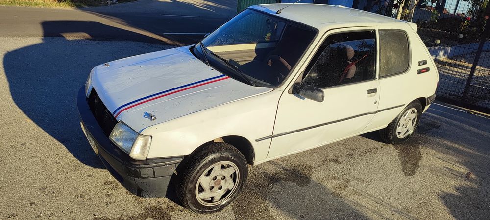 Peogeot 205 xad turbo de livrete.
 motor e kilometros originais. 
Bancos GTI
volante GTI
Carro fiável e muito econômico.