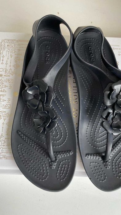 crocs czarne japonki z kwiatkami W8 (38/39)