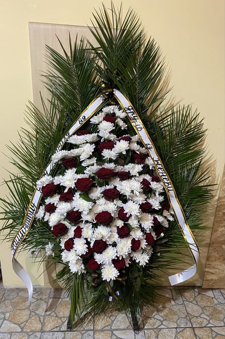 Вінок із живих троянд гвоздики рози квітів доставка