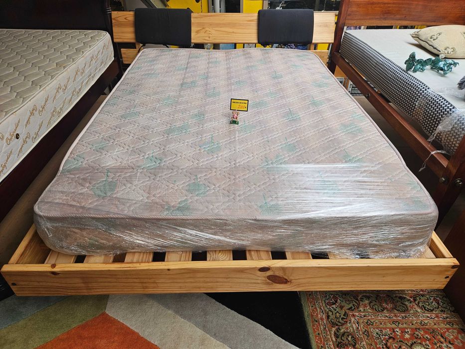 Cama com estrado e colchão - Bom estado geral