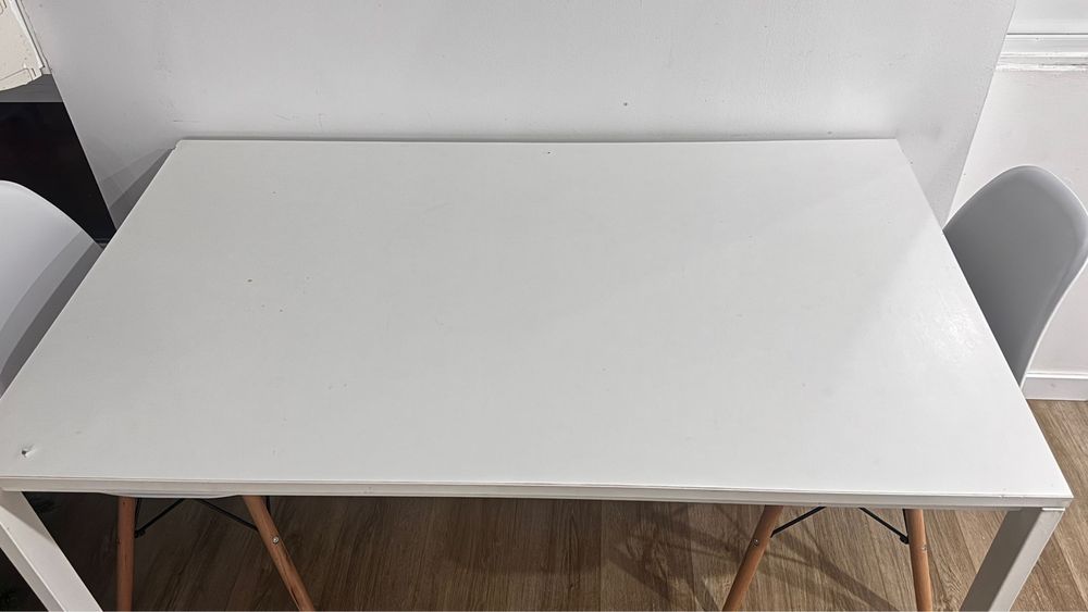 Mesa branca (Não acompanha cadeiras)