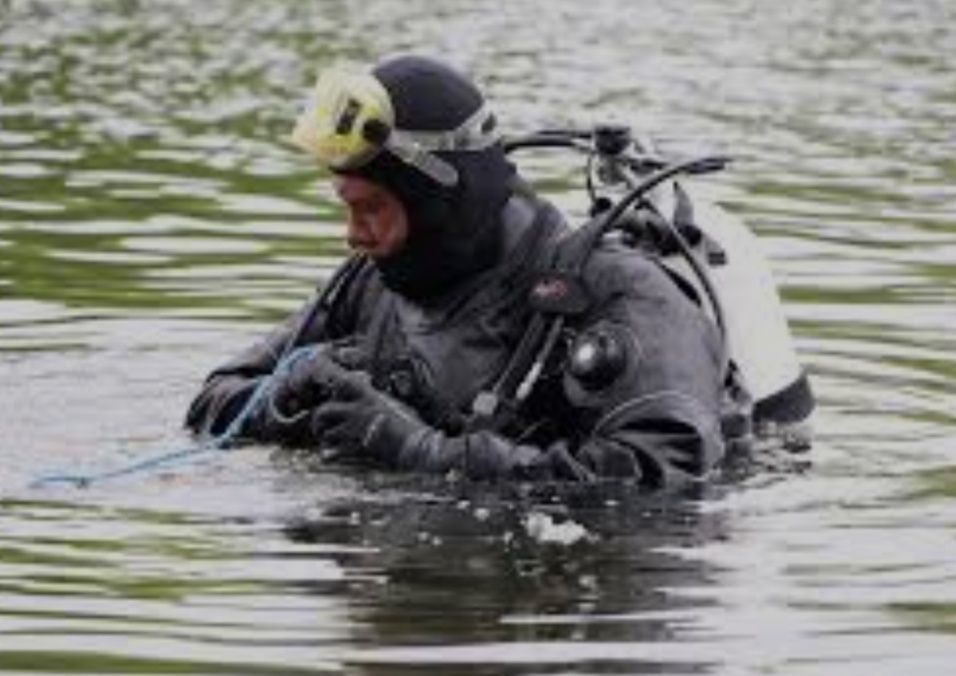 Водолаз, дайвер, ныряльщик.