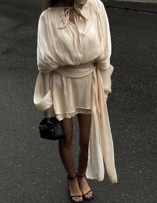 Неймовірно легке плаття з шовку Армані, що ніжно обволікає тіло.