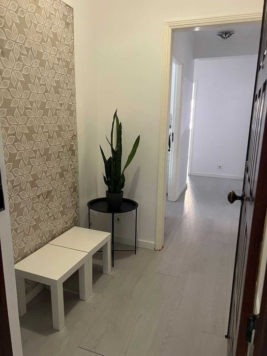 Quarto para arrendar com frigorífico e móveis novos