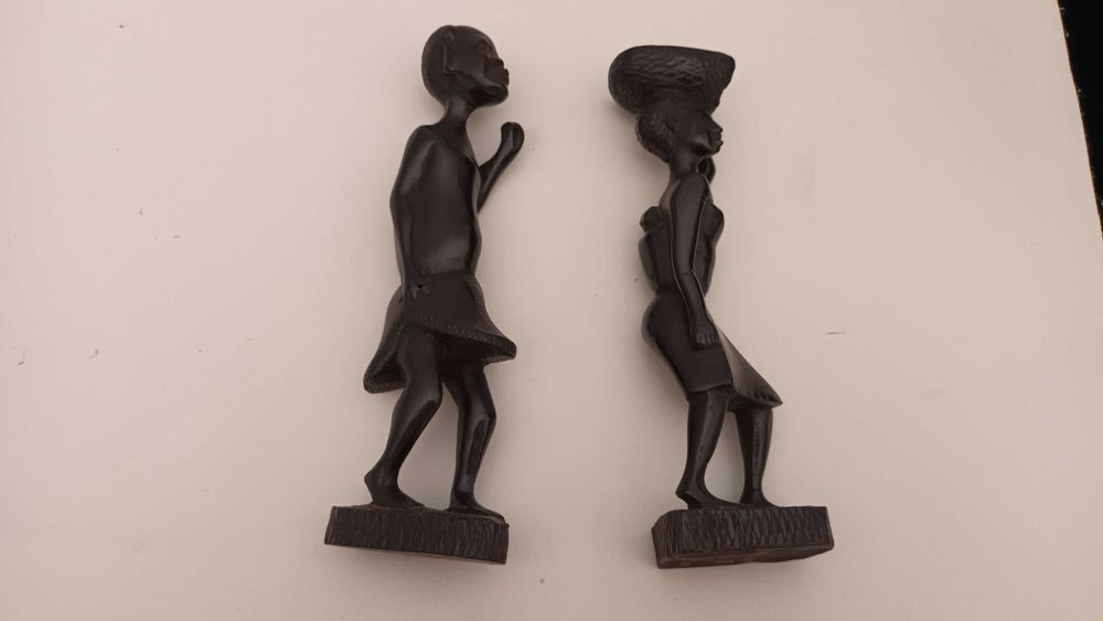 2 estatuetas em pau preto