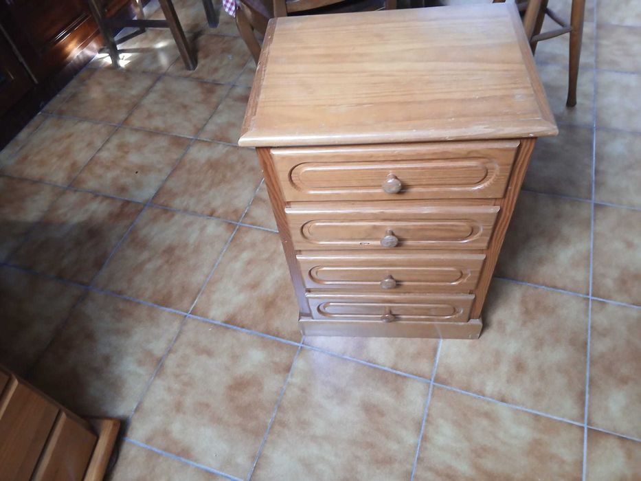 Cama de Madeira com Estrado + Mesinha de Cabeceira com 4 Gavetas