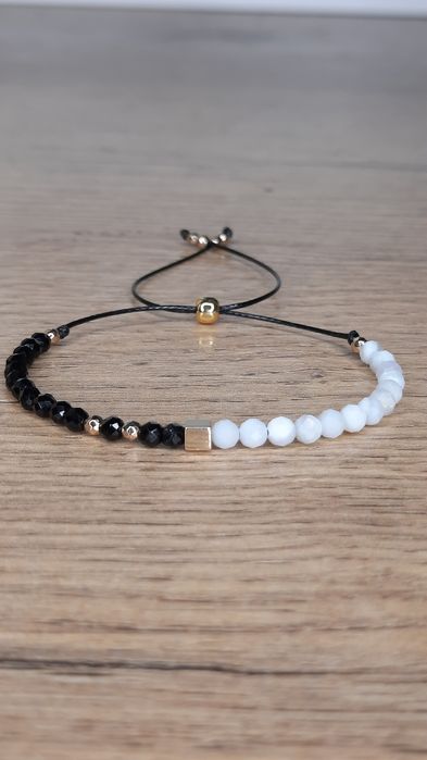 Bransoletka z czarnym turmalinem, white shell