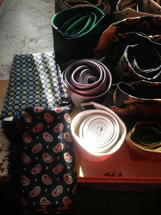 Várias gravatas de padrões lindíssimos e muito vintage