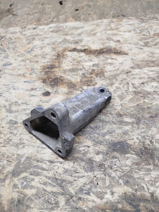 Кронштейн кріплення двигуна правий	Мерседес 1022234204 Mercedes 124