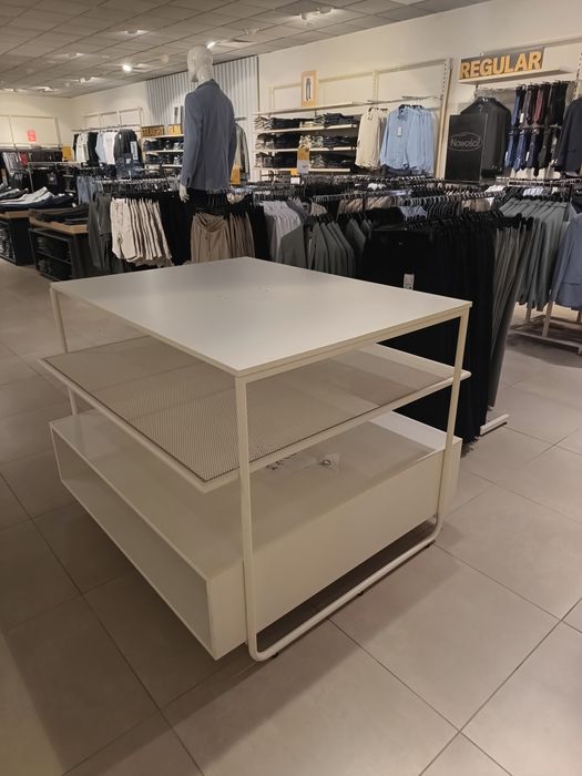 Biały stół i podesty do oddania za czekoladę