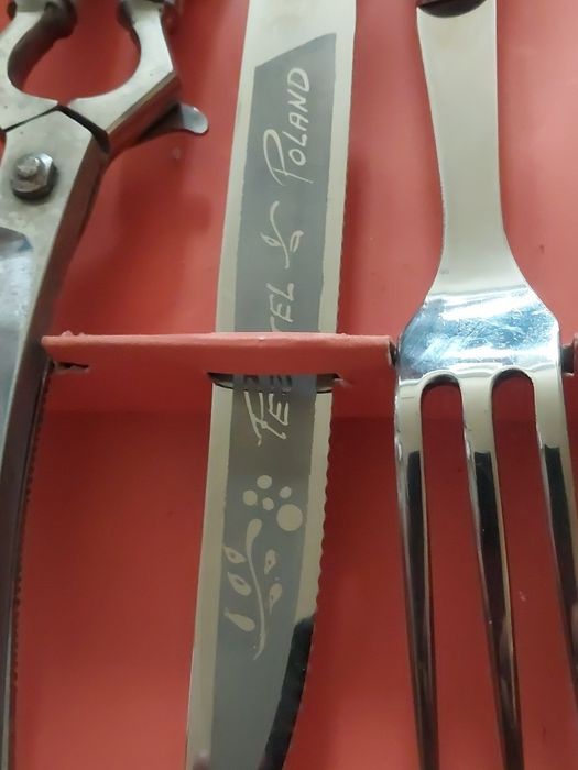 Kolekcja antycznych sztuców wykończonych sarnimi kopytkami rękojeści